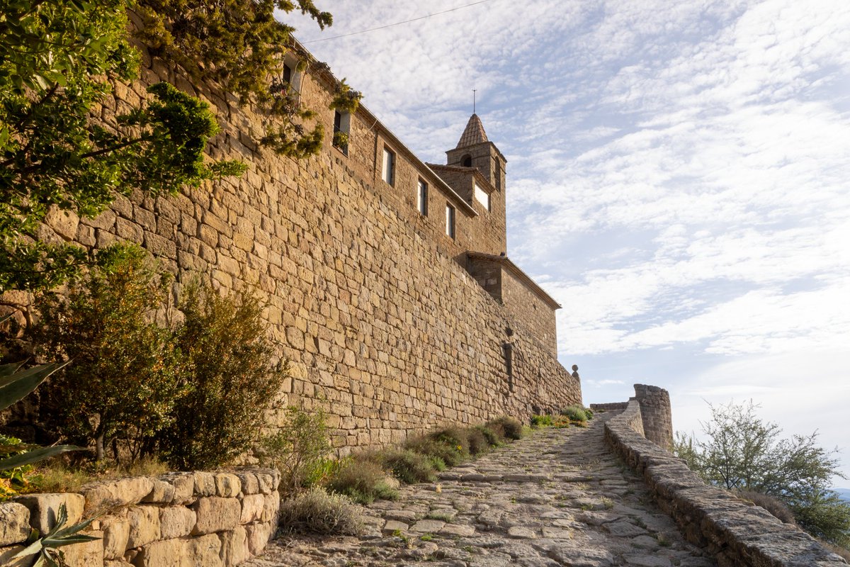 Castellvell. 📍Olius, Solsonès #castlesofspain #castillos #castillosdeespaña #catalunya #majestic_catalunya #spain #photography #obulaskenky #travel #travelphotography #offthebeatenpath