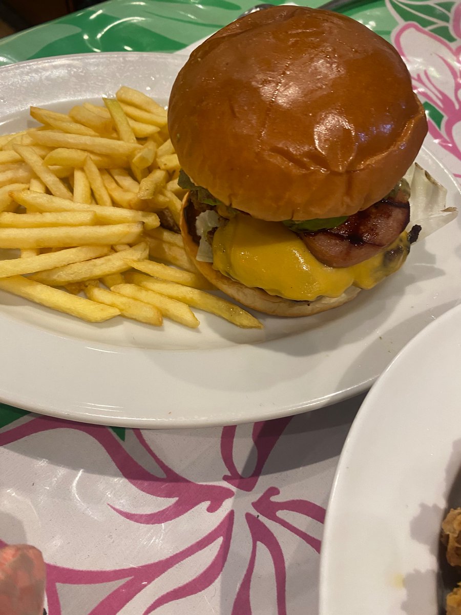 R0615Baby's tweet photo. 横浜　何とかポートの1Fがフロア全体がHawaiiで
パワーストーンのブレスレット作ったり
ご飯食べたりして来た♡
癒される場所だったよ♡ https://t.co/nFZ5XNRMYP