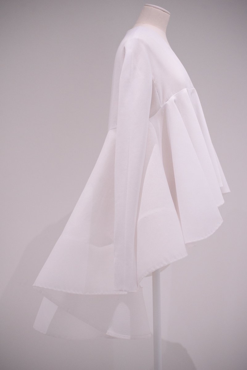 「ディオール展ほんと行けて良かったなぁ シルエットとシワを舐めるように永遠と撮って」|シアン( ∩'-'📸⊂ )のイラスト