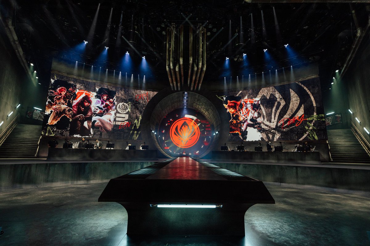 itsmeERROR's tweet photo. This stage is fucking insane. Wow. https://t.co/AqrjddlSuE