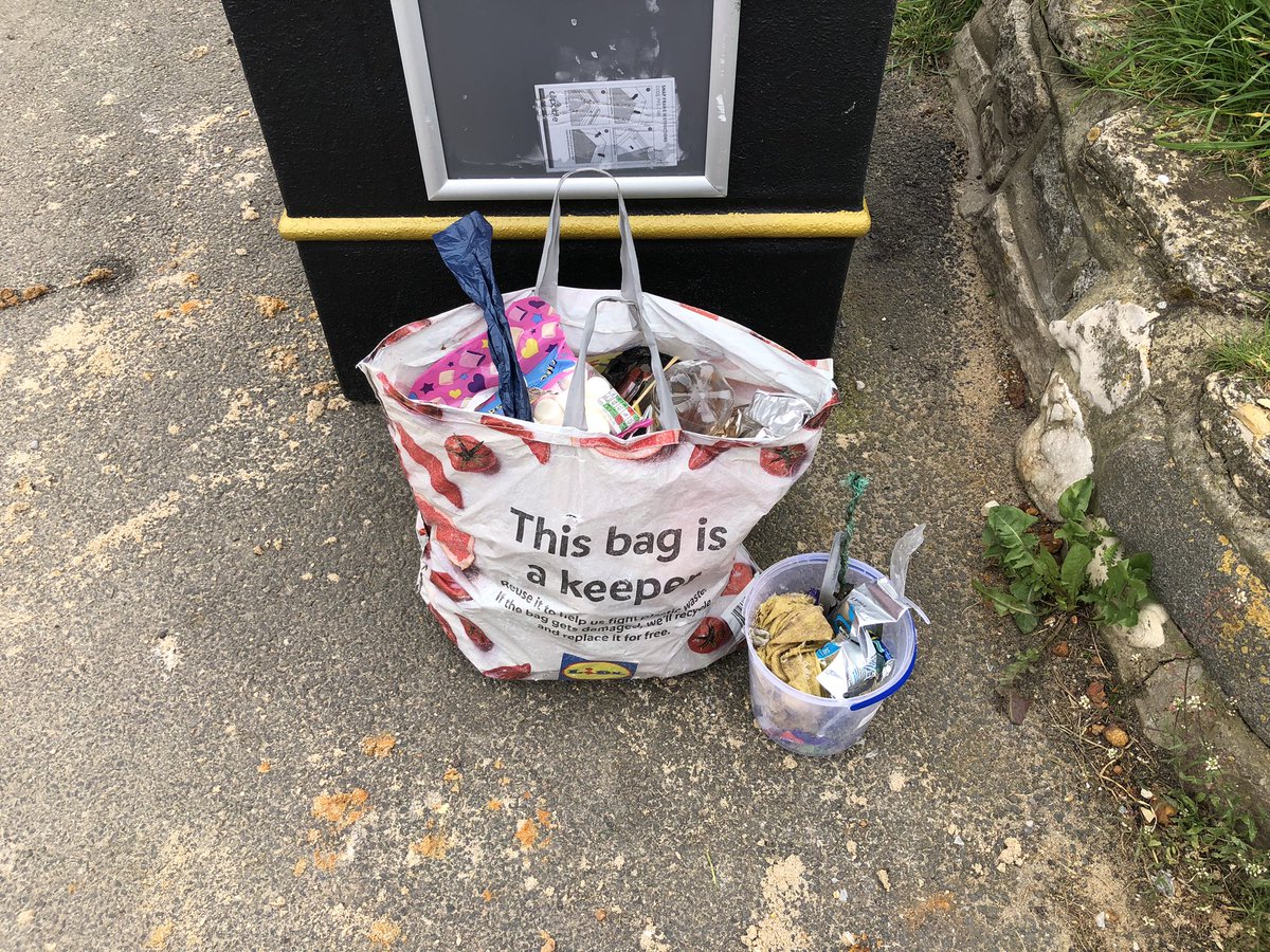 Dave_Dixon1's tweet photo. Still overcast at #marsdenbay but tides out so a full #beach to walk and pick took 2.68k away #litter #PlasticPollution #vapeoftheday #dog ๐ฉx6 #disposablebbqs remnants of BH w/e at the #beach #lovewhereyoulive @KeepBritainTidy @Plasticsimpact @LitterReporting @plastic_busters https://t.co/wjMApsFCg5