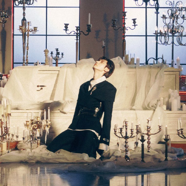 pshkive's tweet photo. royal concept was literally made for sunghoon https://t.co/6CNCPK9Odt
