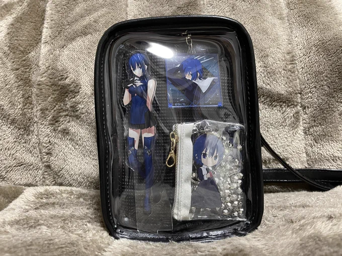 明日というか今日は、映画見に行くんですけどせっかくなのでぬい先輩を連れてくです。後ろはなんとプチ痛バ使用。