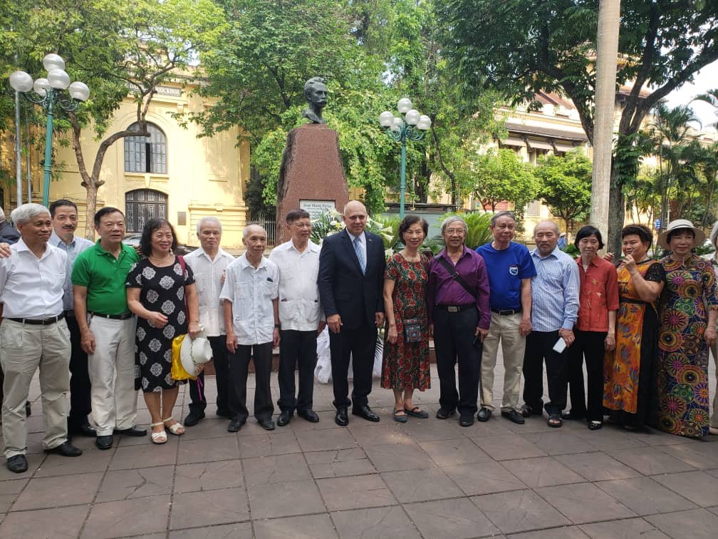 Llegamos a Hanoi y la primera actividad del día fue depositar una ofrenda floral ante la estatua de nuestro Héroe Nacional, José Martí, ubicada en un céntrico parque de esta gran ciudad. Nos acompañaron amigos solidarios y miembros de nuestra embajada. #Cuba