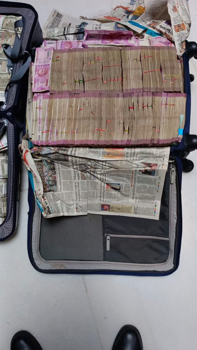 cryptonewshindi's tweet image. #WAPCOS वॉटर एंड पावर कंसल्टेंसी के भूतपूर्व सीएमडी &quot;राजेंद्र कुमार गुप्ता&quot; के ठिकानों पर सरकारी विभागों ने छापे मार कर बीस करोड ₹ का कैश बरामद किया है।
ध्यान दें की यह ₹ गलत तरीके से कमाया और किसी भी गैर कानूनी काम के लिए इस्तेमाल किया जा सकता था! मुद्रा की यह सबसे बडी कमी है।