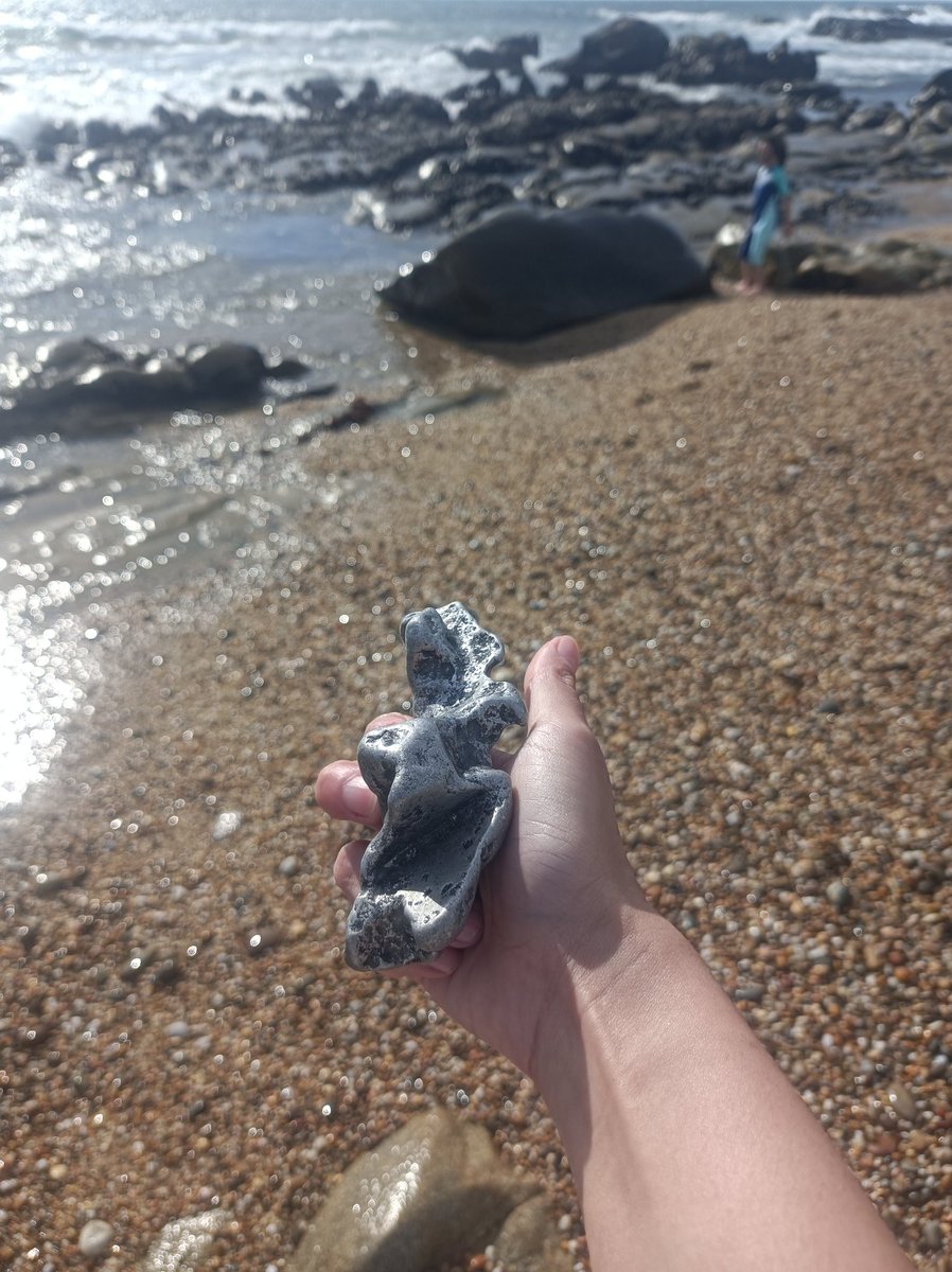 Priprihamestoff's tweet photo. Uma #pedra ou #metal? Eis a questao! #Portugal #praia #gaia #praiadamadalena #praiarochosa https://t.co/EXwIy6XYzS