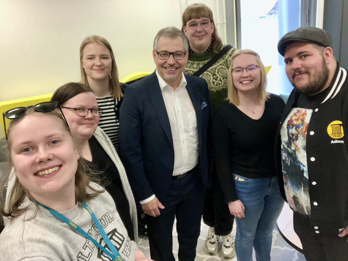 Tapasimme tänään @TampereUni tulevaa rehtoria. Puhuimme mm. yhteisön merkityksellisyydestä ja <a href="/KeijoHamalainen/">Keijo Hämäläinen</a> jakoikin tavoitteemme tehdä Tampereen yliopistosta opiskelijalle paras mahdollinen. Keijo myös jatkoi tapaamisesta toimistollemme nopealle simalle!🥳
