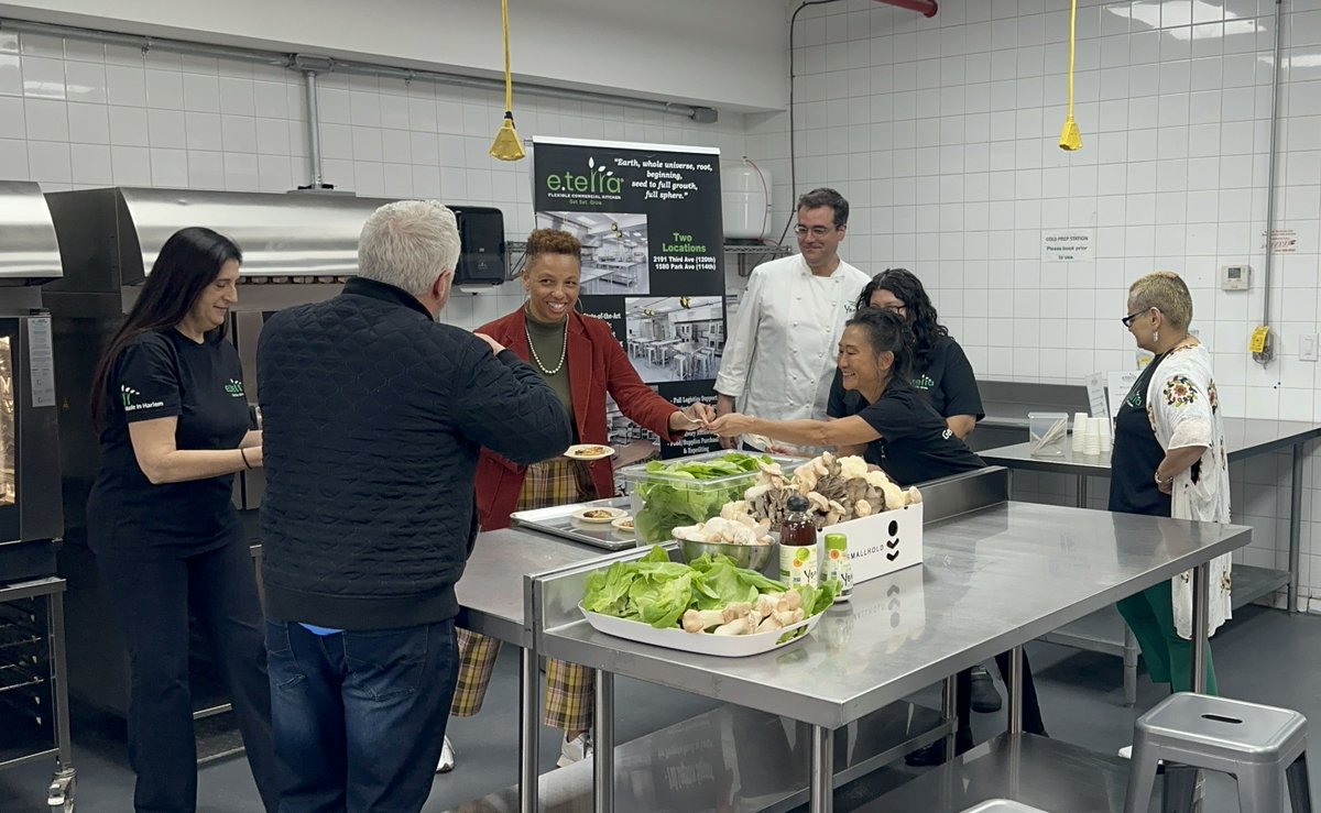 Behind the scenes at <a href="/eterra_kitchen/">e.terra kitchen</a>! Mushrooms from <a href="/smallhold/">Smallhold</a> &amp; butter lettuce from <a href="/gothamgreens/">Gotham Greens</a> are part of hyper-local food production and healthy eating. #localfood #NYCUrbanAg