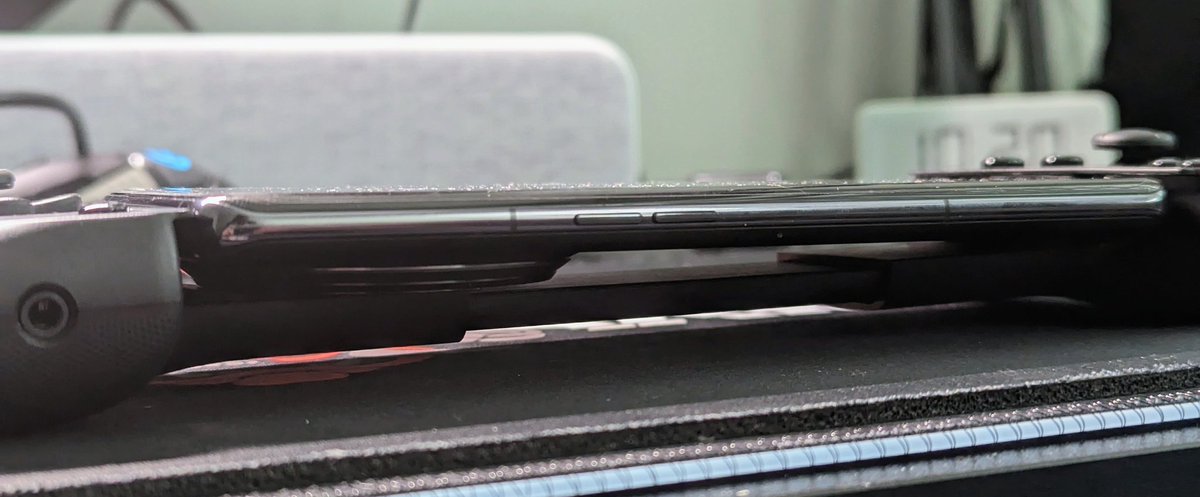 M1K4_3L's tweet photo. I guess no Mobile Gaming Controller.
➡ That's problematic
#CameraBump https://t.co/KWjHqHQ1vK