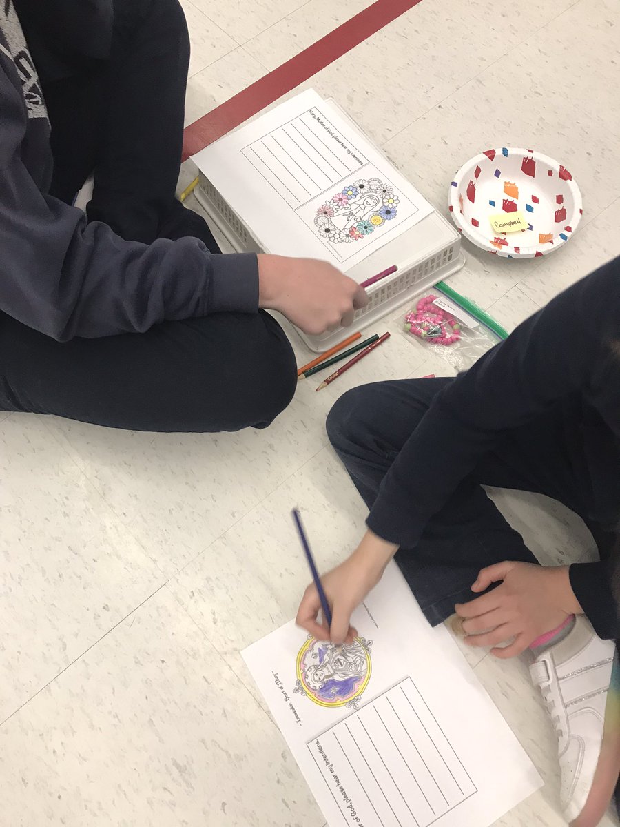 HolyFamilyWdstk's tweet photo. Preparing for our Living Rosary - nous faisons nos propres chapelets! @CEW2023 @LDCSB https://t.co/xqNWubHcvs