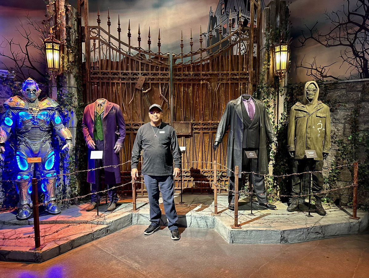 arian_dunn's tweet photo. Chillin at the Arkham asylum #warnerbrostudious #Batman 
#dccomics #cali https://t.co/APpTUNQU1f