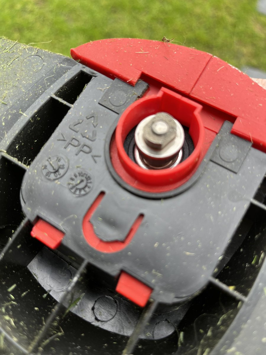 ChelseaSpencer's tweet photo. @EinhellUK I purchased a lawnmower and strimmer just last September and the strimmer has a inside bolt snapped I’ve only used it a handful of times I purchased from Amazon and would like for a replacement part to carry on using please https://t.co/UBnwkNehfH