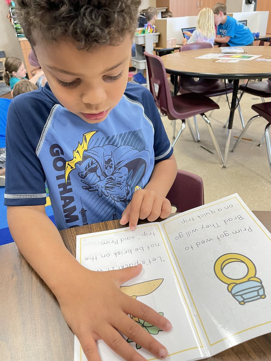 kinderray226's tweet photo. #Kinder small group focusing on #fluency with some fun blending boards and decodable books. 📚 @MagISDLiteracy @MES_beyourbest  #phonics #sor #decodables #misdpageturners https://t.co/VjxZeA35IW
