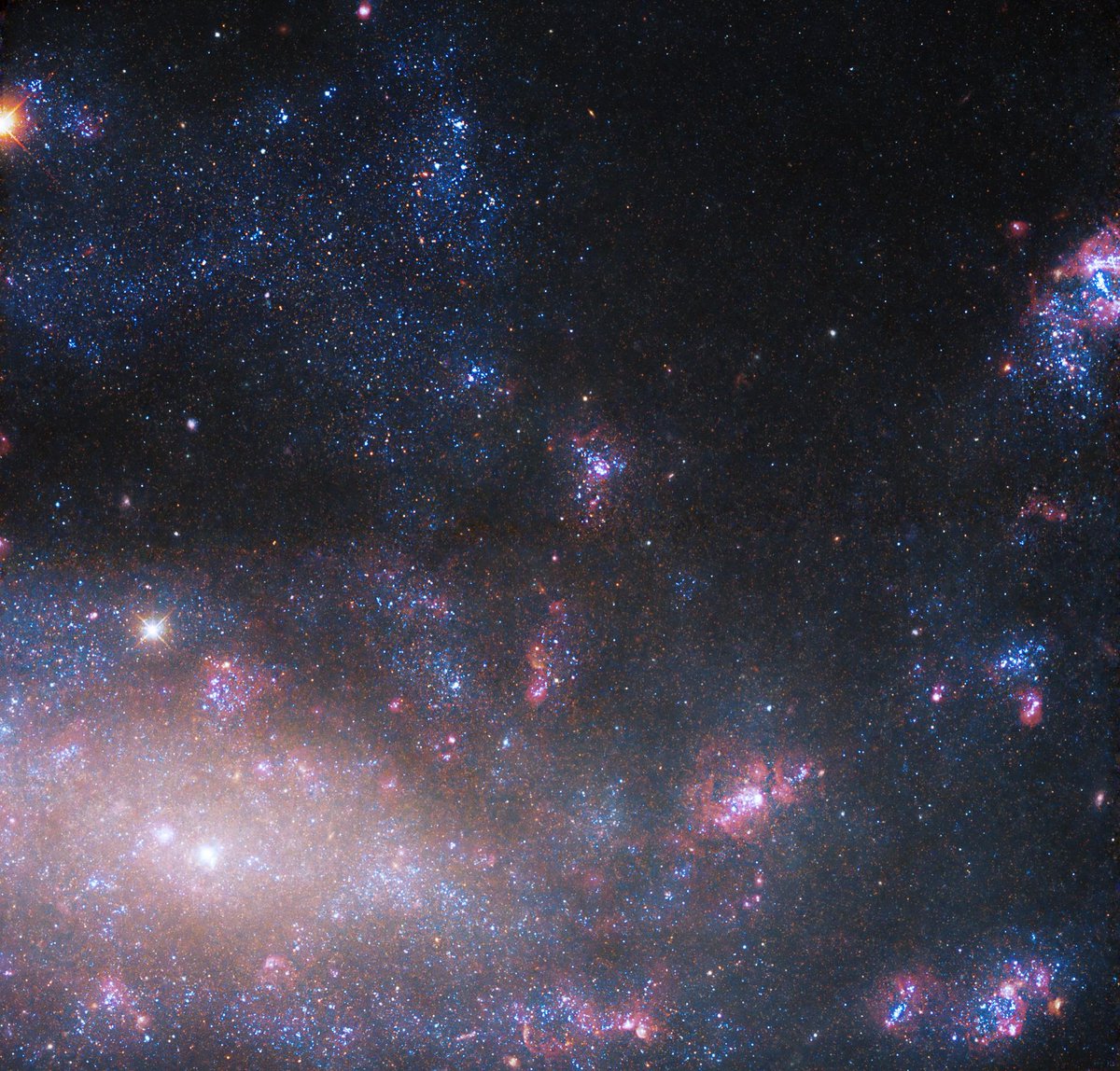 Next up for #BlackHoleWeek, meet NGC 4395!

About 14 million light-years away, this spiral galaxy contains an active galactic nucleus (AGN) powered by a supermassive black hole.

Find out more about this new Hubble view: go.nasa.gov/3Nzydpw