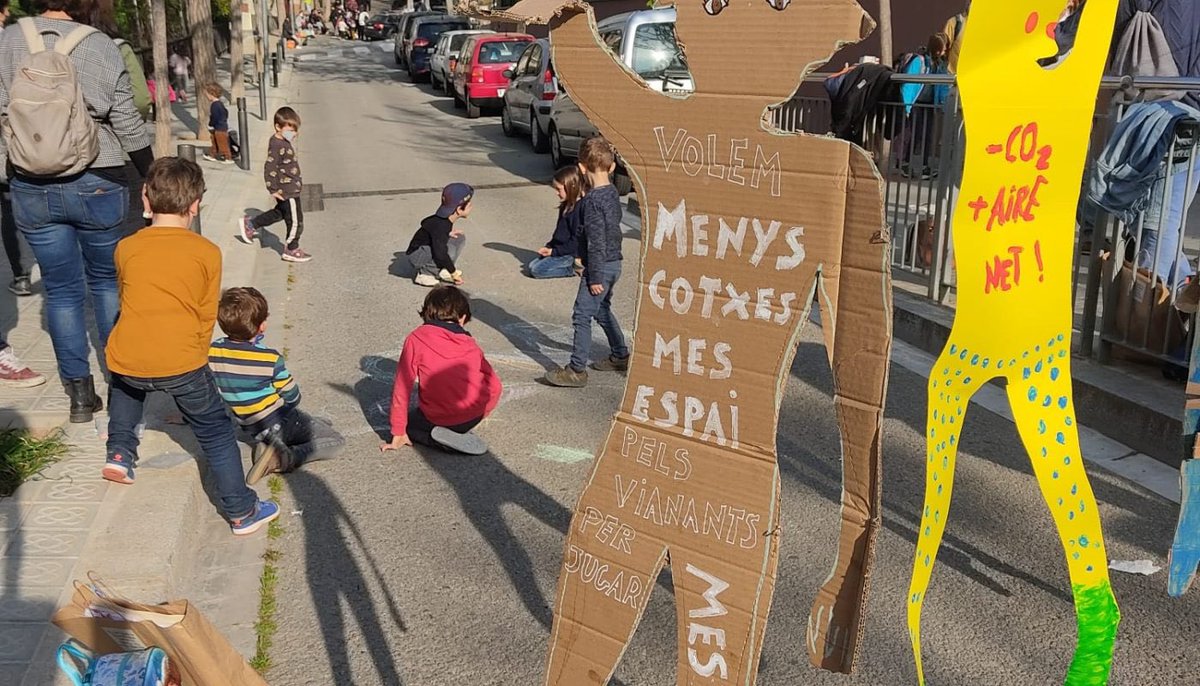 📌 Avui han començat les obres de pacificació de l’entorn escolar de l’Escola Font d’en Fargas (@escolaffargas). Esperem que famílies i veïnat en podem gaudir ben aviat d’un entorn més sostenible, segur i amigable. 🚴‍♂️🏐🌳

ampafontdenfargas.cat/pacificacio-de…