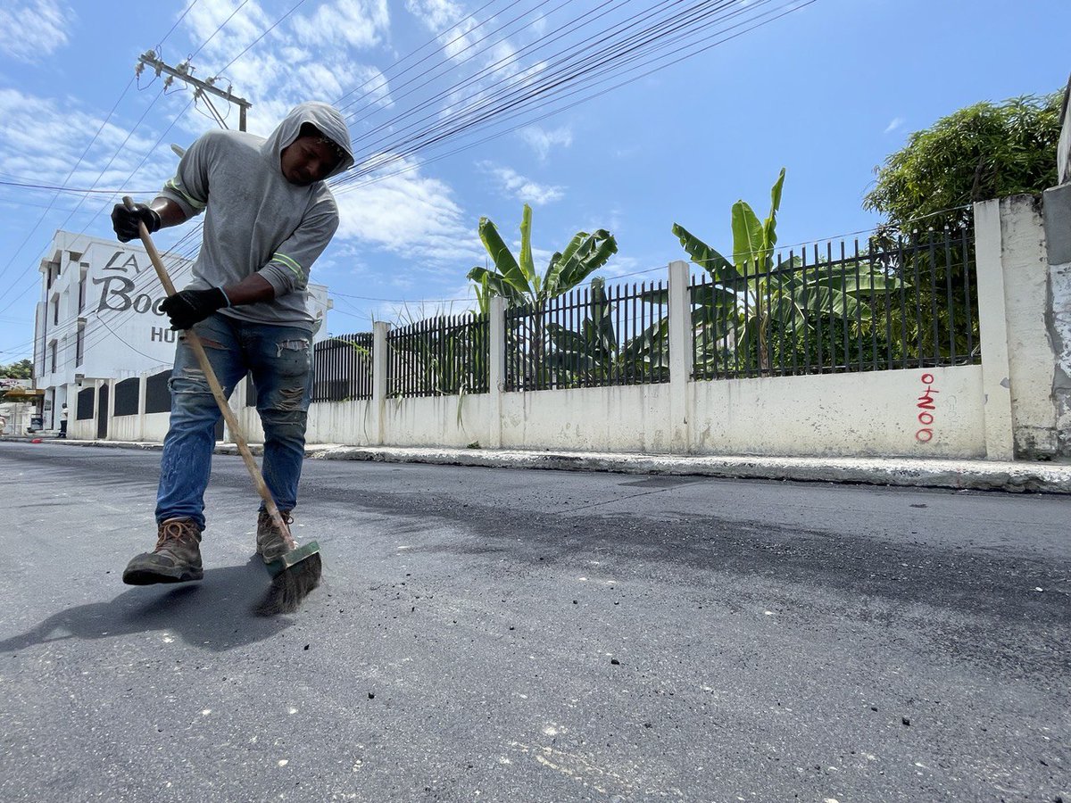 SaldarriagaF1's tweet photo. ¡Dichosos los ojos 😍 Atacames que te siguen viendo crecer!

La arteria #Panamá 🇵🇦 con material asfáltico, quedará fenomenal al igual que la calle #Ecuador 🇪🇨, en #Tonsupa, tenemos mucho por dar, y lo mejor es que lo haremos #HastaElÚltimoDía 🗓️

#MásObrasParaAtacames 👷‍♂️ ⚒ https://t.co/gf9onnRhSK