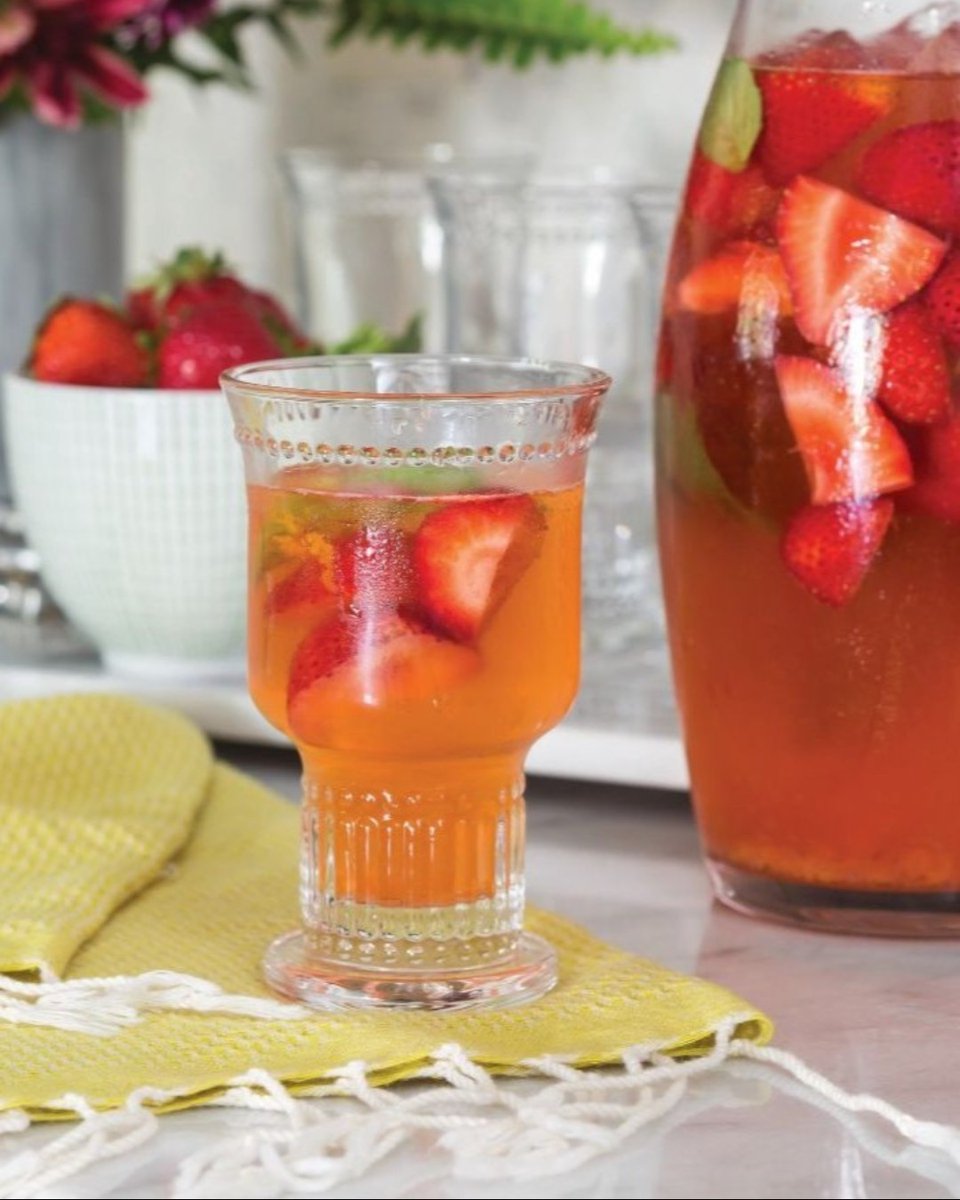 SouthernLadyMag's tweet image. Our latest May/June issue features a roundup of cooling party drinks, and we’re bringing you one more web-exclusive recipe for your summer repertoire. Find our delicious Strawberry Basil Punch at southernladymagazine.com/refreshing-par….

#southernladymag #recipebox #punchrecipes #drinkrecipes