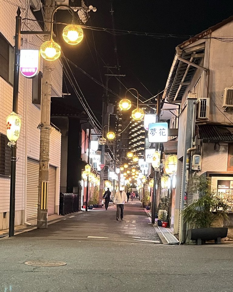 ล่าสุดเราได้มีโอกาสไปทัวร์ลับรวมมุมมืดของญี่ปุ่น พาไปทัวร์ซ่องค้าบริการที่ใหญ่ที่สุดในโอซาก้า! ภาพที่เห็นนี้คือทางเข้าแหล่งซ่องที่เต็มไปด้วยผู้หญิง *ไม่อนุญาตให้ถ่ายรูปเลยถ่ายได้แค่ภาพทางเข้า แต่ข้างในก็คือเป็นห้องแถวที่มีสาวญี่ปุ่นนั่งรอแขก