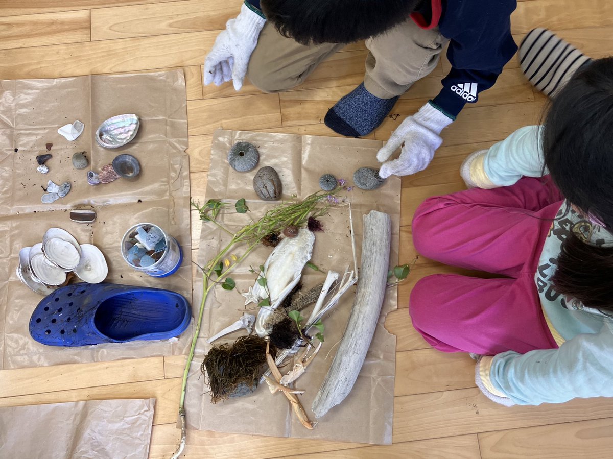 kunisaki___'s tweet photo. 先日は離島にある小学校で、海洋ゴミについての授業をさせてもらいました。一緒に海に行って、とにかくたくさんの「種類のもの」を拾って海に何があるかを観察。その後教室に戻って、海洋ゴミってなんなのか、どんな状況に晒されているのかお話させてもらいました。その後、海で見つけたものを一緒に https://t.co/uGQYu1eihc