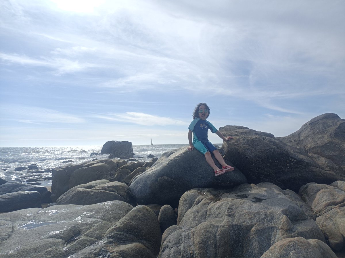 Priprihamestoff's tweet photo. Serena exploradora 2.0 #praiadamadalena #mar #portugal #gaia #praiarochosa #autismo https://t.co/8BaGBHI25n