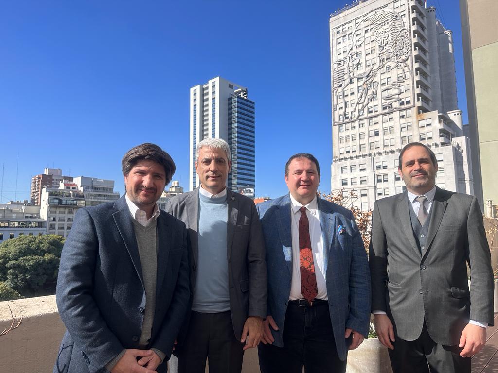 uni_moron's tweet photo. 👉🏻Nuestro Sec. Gral., Dr. @PabloGNavarro, recibió al Cónsul Honorario de Guinea Ecuatorial, Dr. Eugenio Roberto Caligiuri (@cyberdiplomat), para continuar trabajando en la estrategia de internacionalización educativa de la UM 🇦🇷🇬🇶 https://t.co/2vGpTZmkpM