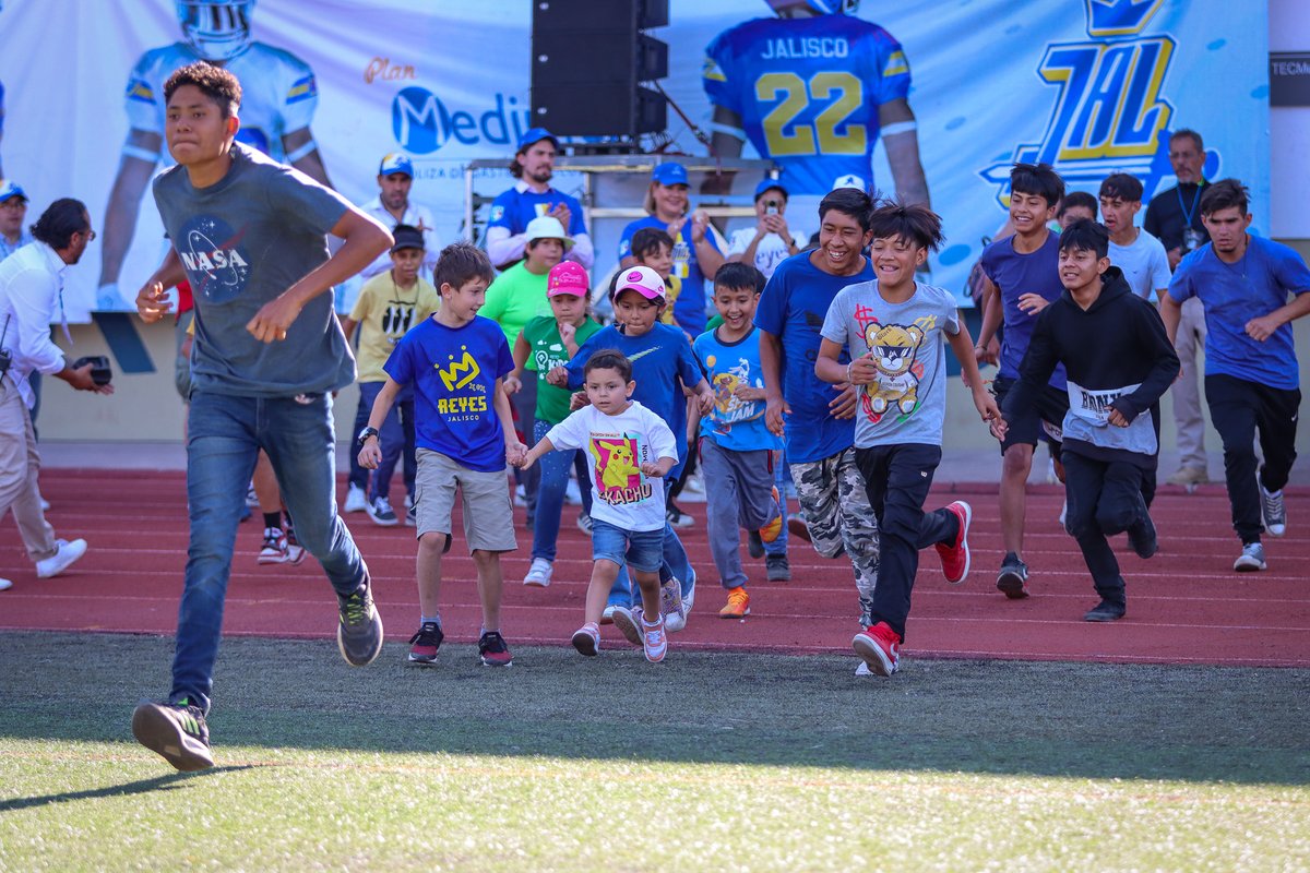 Reto_Zapopan's tweet photo. ¡Nuestros tripulantes vivieron un día diferente! 🚀🏈👧🧒
Las y los niños de #RetoKids fueron anfitriones en la patada inicial de Reyes Jalisco, la importancia del deporte en familia para nuestros pequeños. https://t.co/PybAsLH3zL