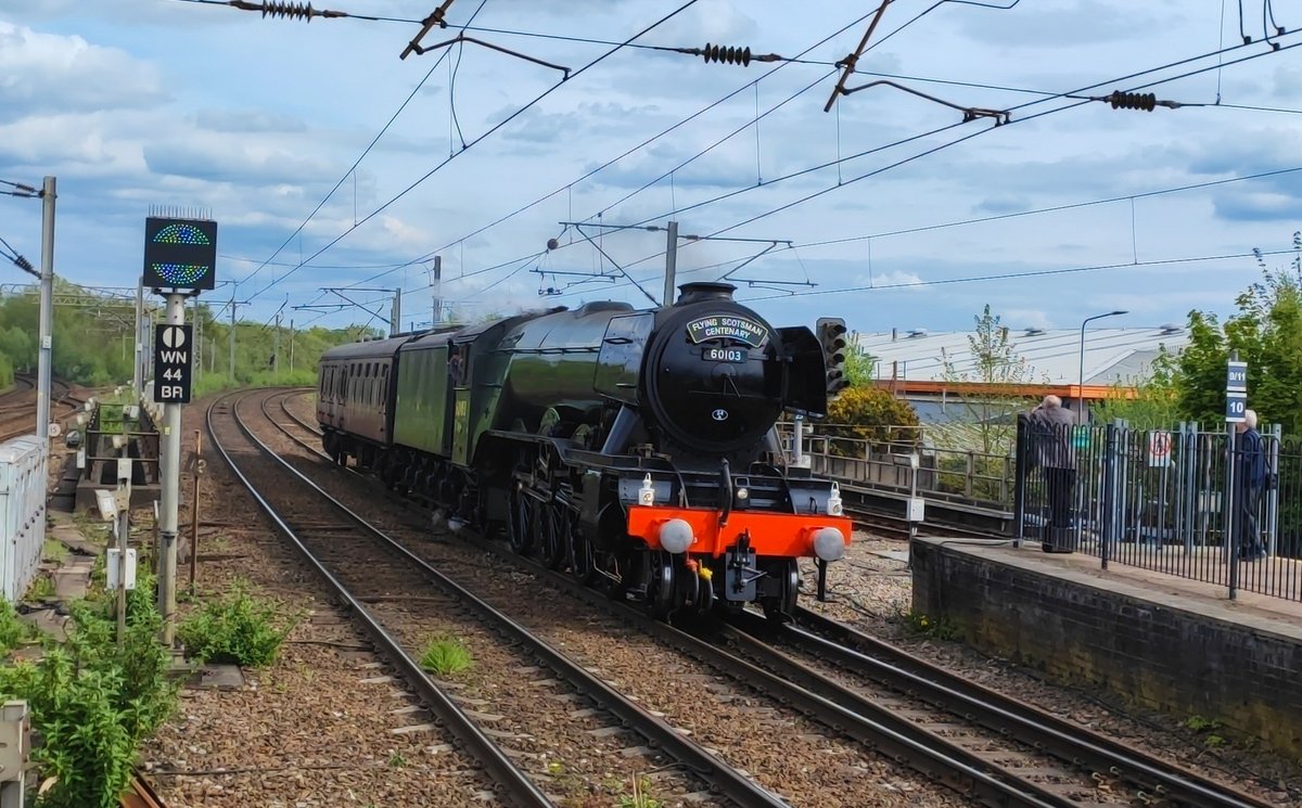 InterCityBR's tweet photo. 60103 'Flying Scotsman' seen passing Wigan North Western on the WCML heading back for Carnforth from Bristol with support coach 35486 on Tues 02nd May 2023. (My 📸) https://t.co/hOxICRKxqd