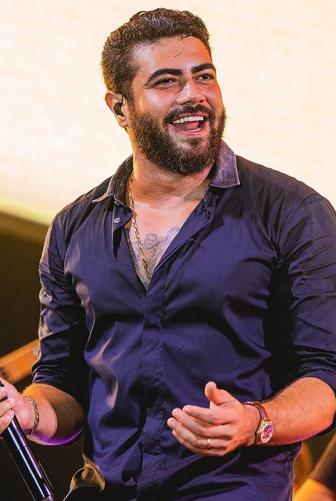 VSertanejo's tweet photo. Simplesmente o Henrique no meio da galera curtindo uma festa universitaria 

Não esperava por isso kkkkkkkkkkkkk https://t.co/hsjRbHVPjC