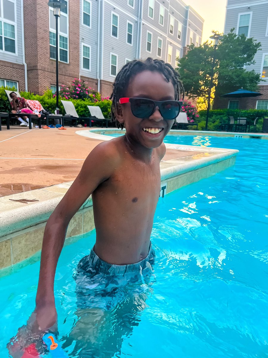 LiveFirstStreet's tweet image. Come and enjoy our resort style pool with your little ones👨‍👦friendly reminder that our pool is open from Dawn to Dusk and there is to be no glass at the pool! 🏊🏻‍♀️ 💧