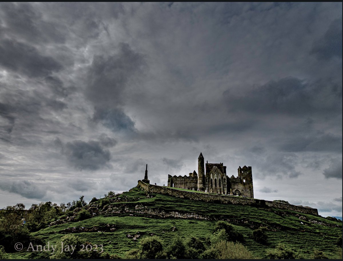 AJ4photography's tweet photo. The Rock of Cashel this morning .. a little cloudy but still majestic 🙂 https://t.co/3xZoypnx43