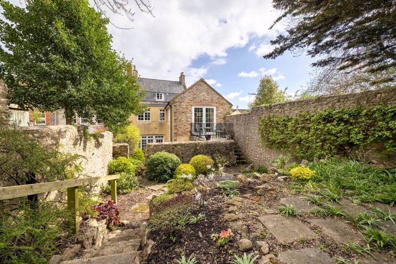 RTEstateAgent's tweet photo. A rare find in sought-after #Wells a superb #property comprising a 4-bed home plus 2-bed apartment with flexibility to be used separately or as part of the main house. Details from Jaz ☎️ 01749 670079 and https://t.co/PTvA7sZU3q #townhouse #periodproperty #househunting #dreamhome https://t.co/2fPc5alzKj