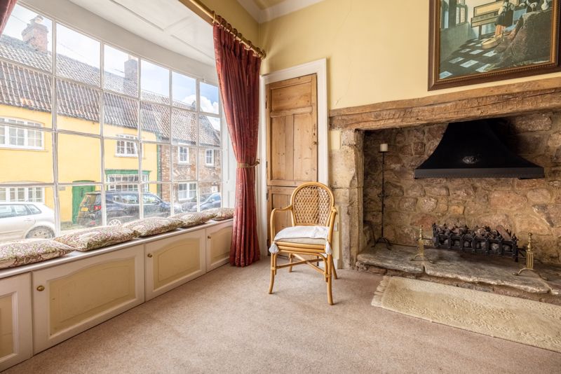A rare find in sought-after #Wells a superb #property comprising a 4-bed home plus 2-bed apartment with flexibility to be used separately or as part of the main house. Details from Jaz ☎️ 01749 670079 and bit.ly/3niSRzy #townhouse #periodproperty #househunting #dreamhome
