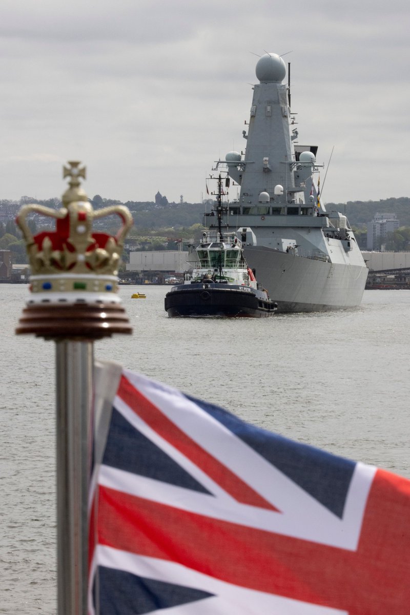 Telegraph's tweet photo. 📸 HMS Diamond, UK Royal Navy air-defence destroyer, arrives in London for the #Coronation https://t.co/x2RySdatP5