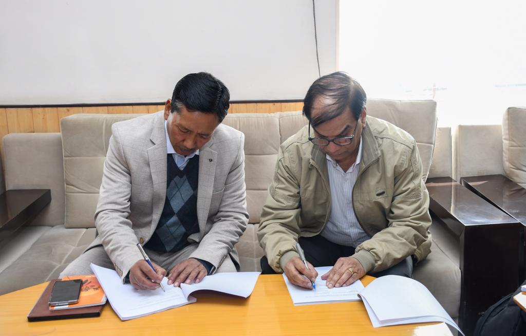 DIPR_Leh's tweet photo. Ministry of Power approves #RevampedDistributionSectorScheme for #Ladakh with budget Rs. 687.05 Cr. 
An agreement was signed between LPDD Chief Er Tsewang Paljor, WAPCOS Exec Director AK Gahlot &amp; others in presence of Administrative Secretary Power &amp; NRE, Ladakh, Ravinder Kumar. https://t.co/FJgYWOfKb2