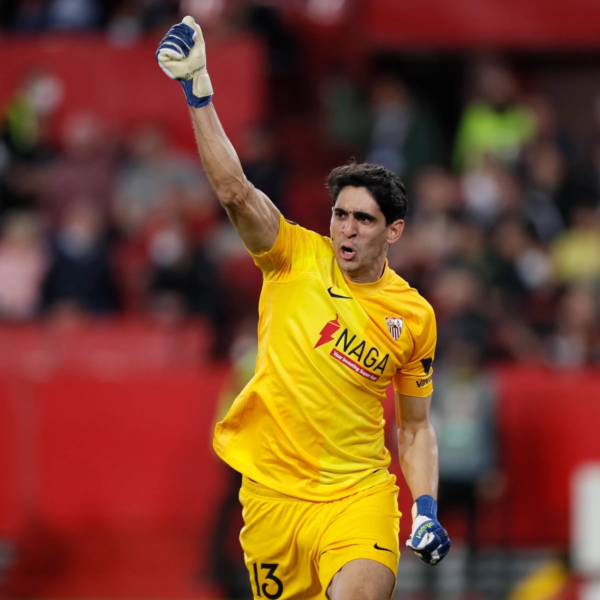 qbtnervion75's tweet photo. Me cae muy bien Dimitrovic y me parece muy buen SEGUNDO portero de este sevilla. Pero teniendo a DON YASSINE BONO no lo puedes tener en la banca, este tío es de los mejores porteros del mundo, debe jugar siempre que esté disponible. Al menos esa es mi opinión… https://t.co/EXnpRnN91B