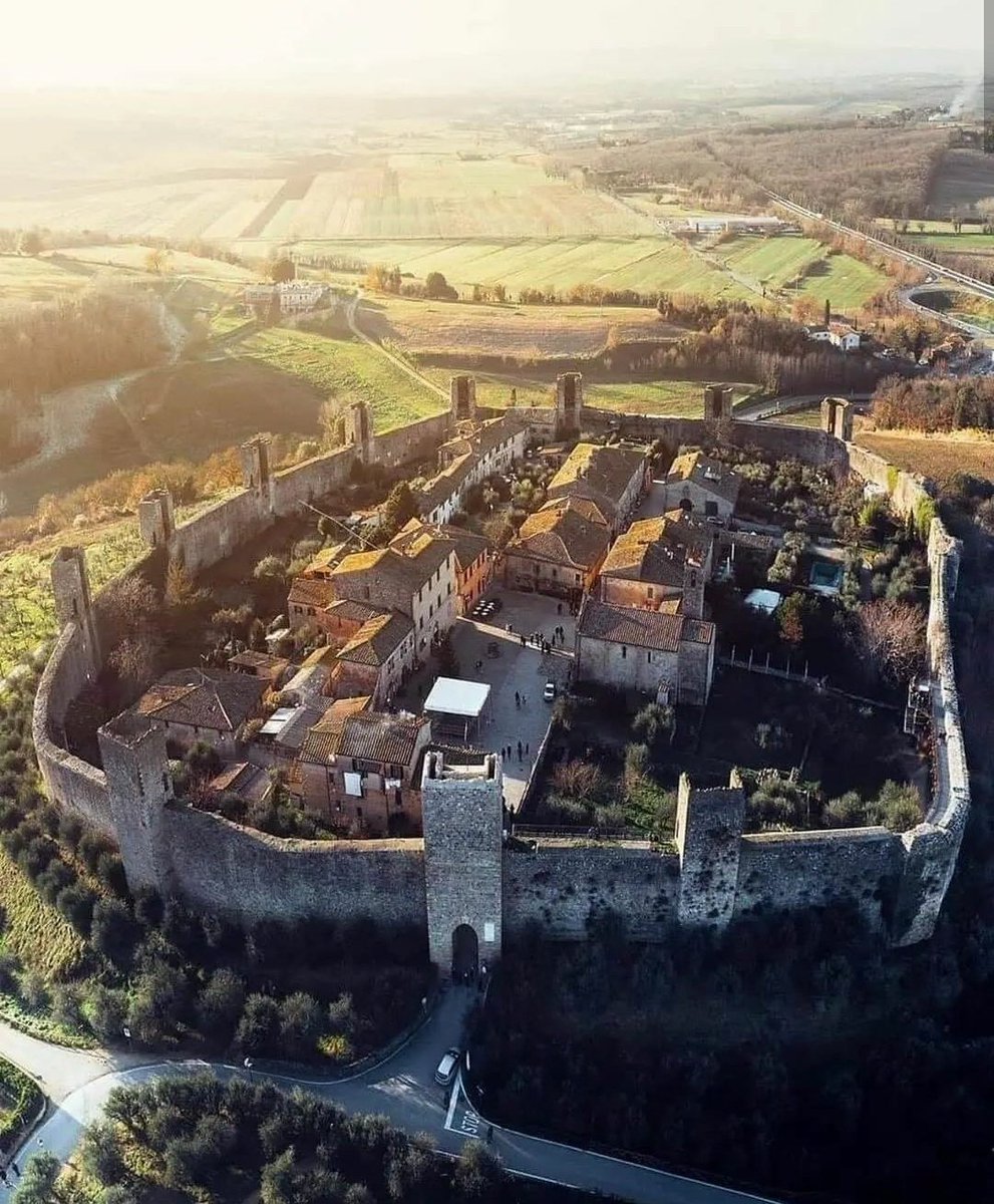 archeohistories's tweet photo. Monteriggioni, a Tuscan jewel on Via Francigena, Italy.

This medieval, walled town was built on a hill by Sienese in 13th Century CE, in order to protect their front line from Florentines, who were seeking to expand their territories.

Detailed Post -
https://t.co/GHgxxtaHfD https://t.co/HyPEfZDk3q