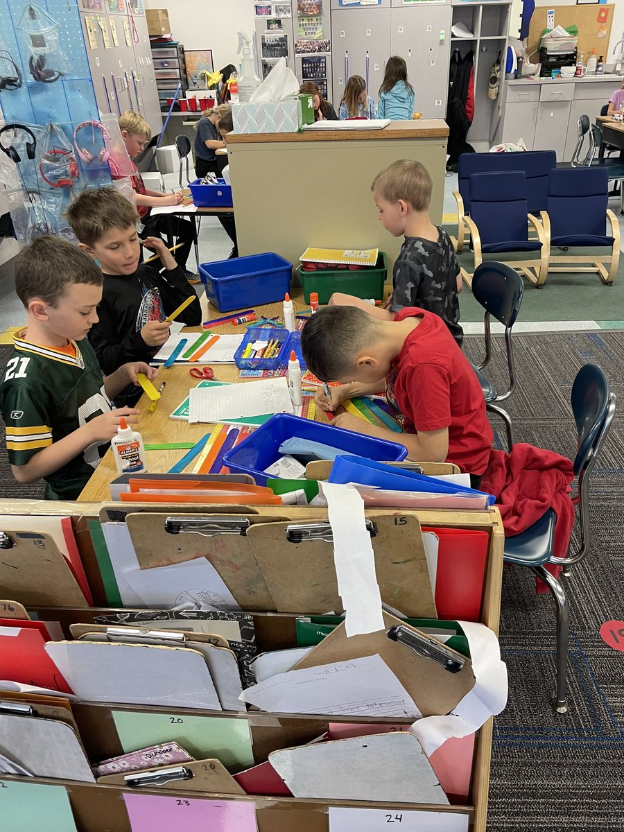 MrsDiercksClass's tweet photo. Can’t get close ups because Mother’s Day is coming! Working hard on gifts. #mothersdaygift #lovefirstgrade @KMElem https://t.co/LsoCmvBwmb