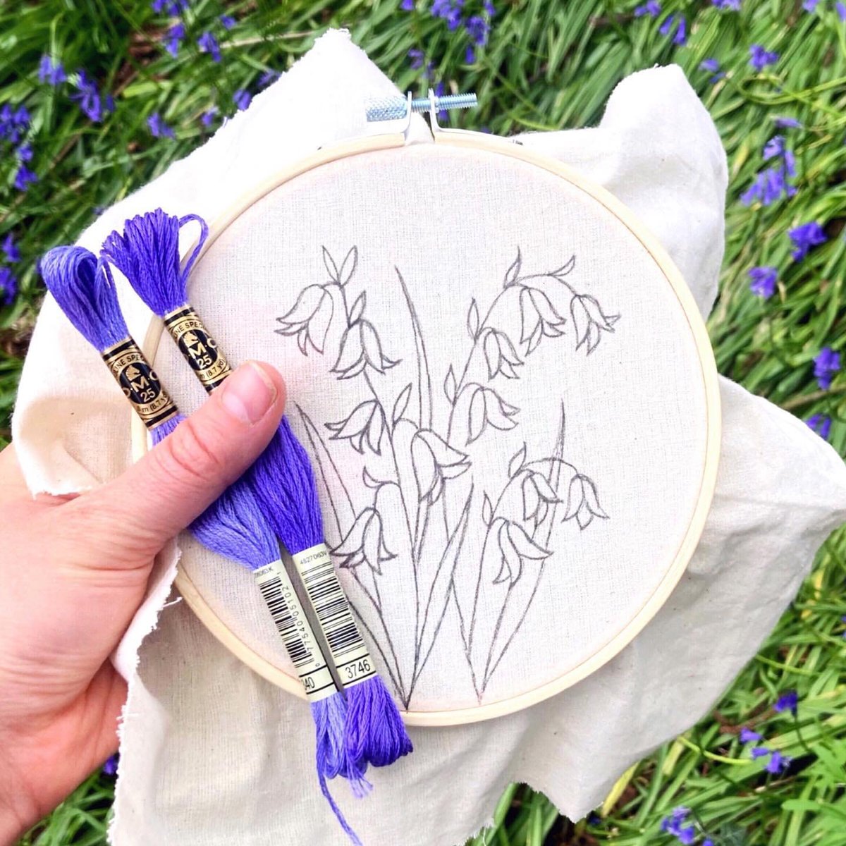 Taking inspiration for my latest #wip! 

Name that flower!? 💙🔔🧵