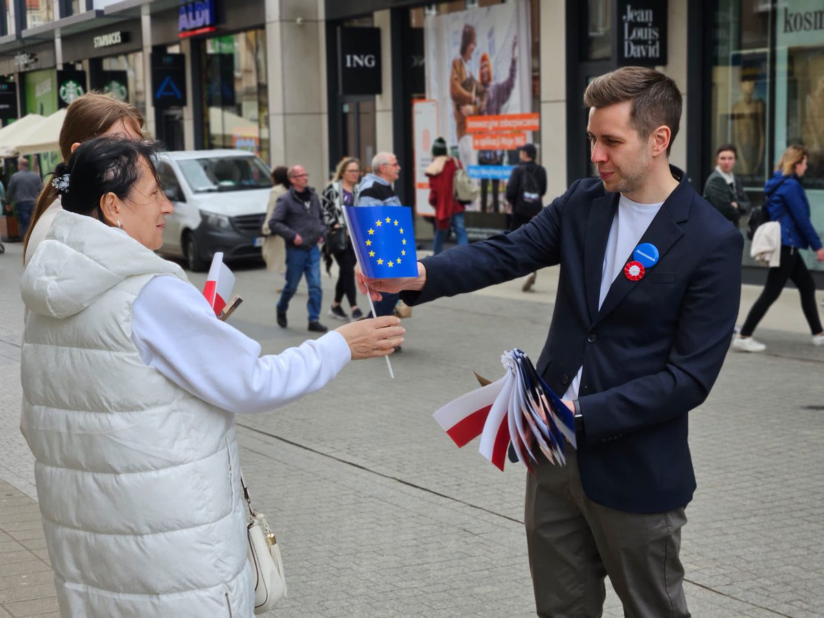 W #Poznań świętujemy #DzienFlagi. 
Z dwoma flagami!🇪🇺🇵🇱