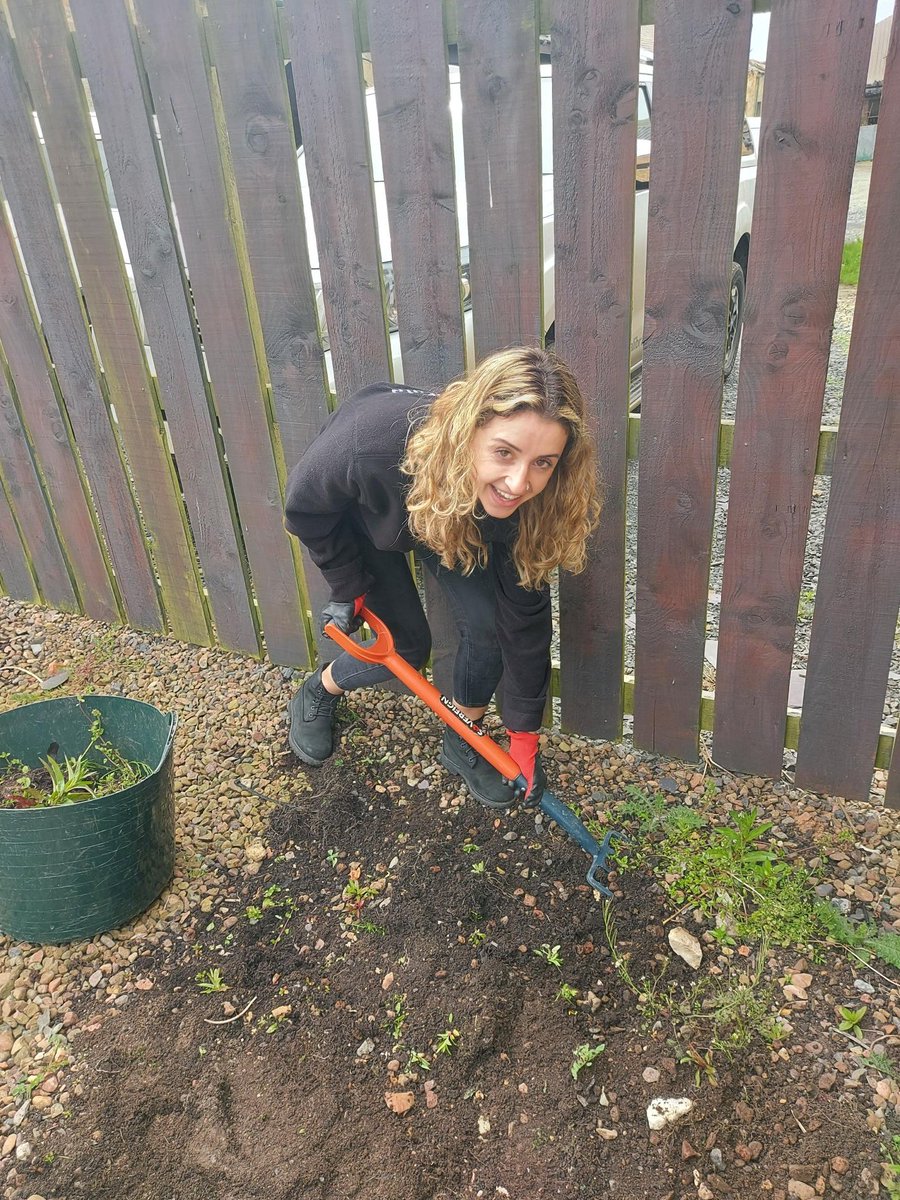 We love a bit of team building at Calibrate! Many hands made light work when it came to sorting out the office's garden ready for spring! 🌦️🌱 🌷