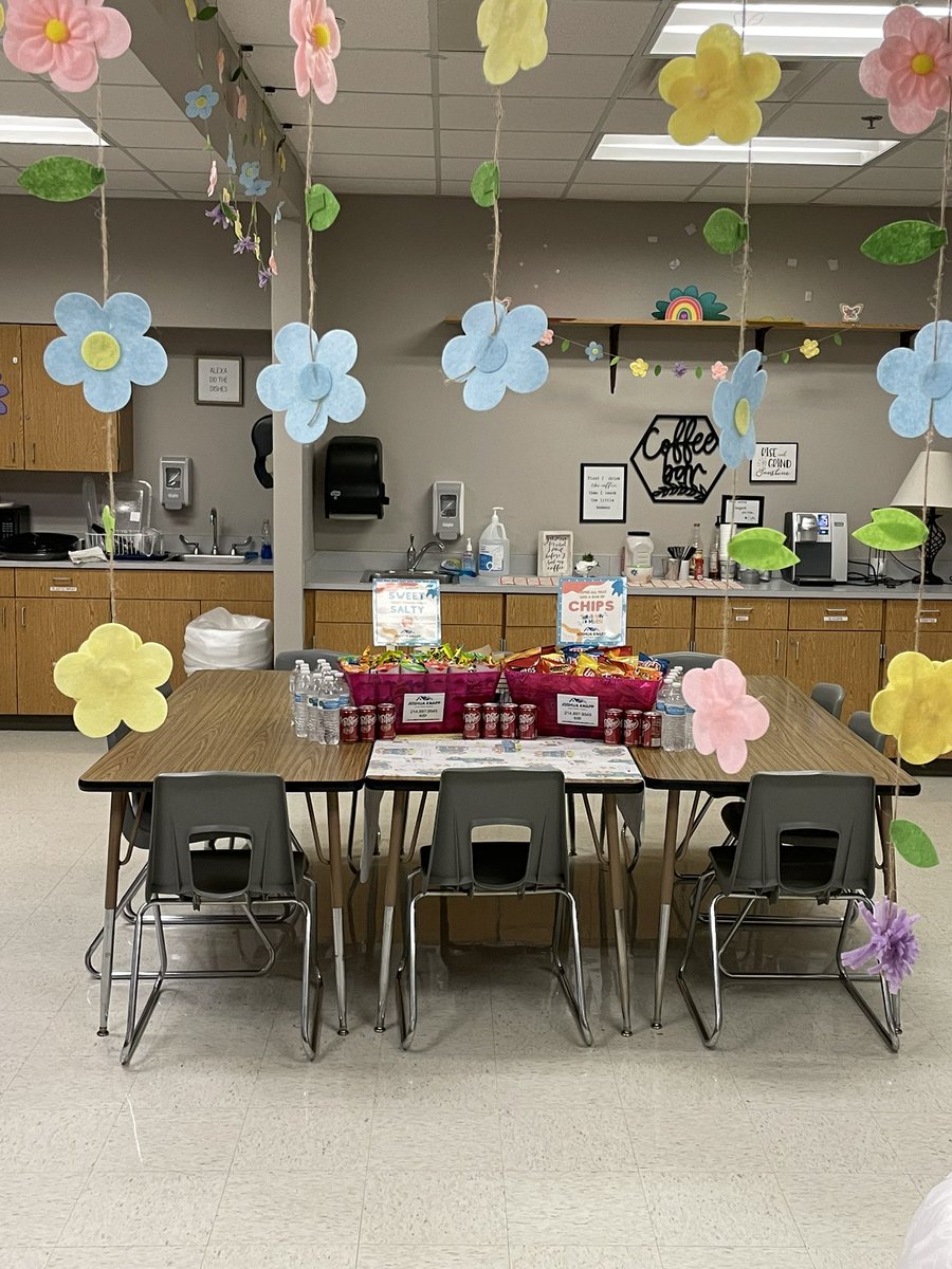KnappKnowsHomes's tweet photo. THANK YOU TEACHERS!! Stocked the teacher workroom with treats and the fridge with drinks! #teacherappreciationweek @BBOwenES #thecolonytx #thecolony #knappknowshomes #sofun #teacherssupportteachers #teacherturnedrealtor https://t.co/hoHN9benLa