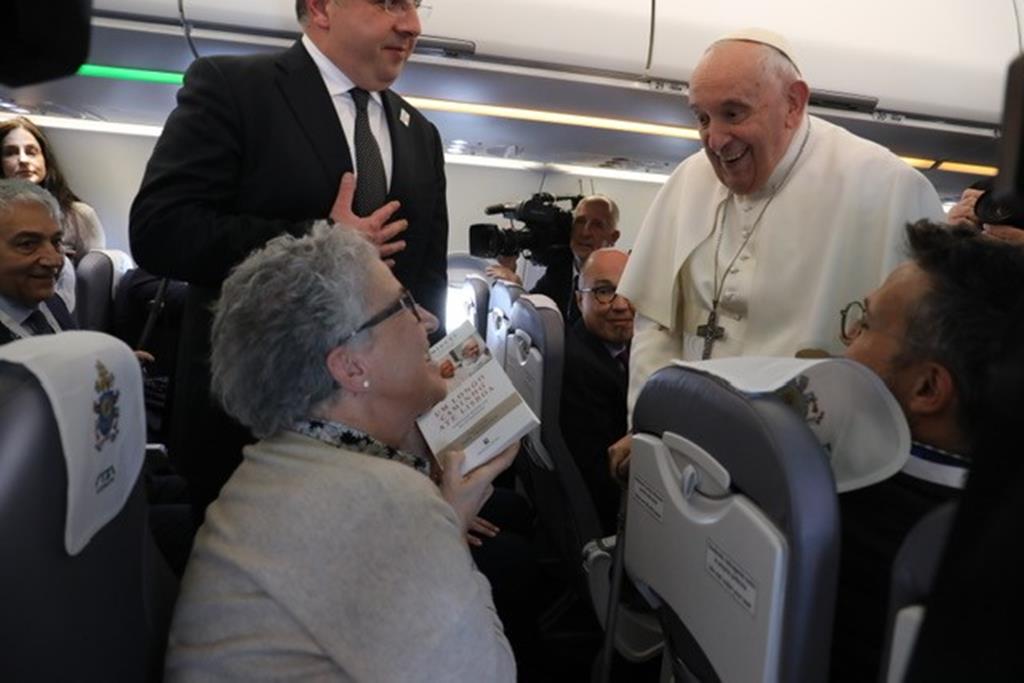 vaticannews_pt's tweet photo. "Uma Magna Carta do que são as #JMJ": #PapaFrancisco assina prefácio do livro da vaticanista portuguesa @aura_miguel, fruto de "conversa divertida" entre os dois a bordo do avião papal em 2013 @jmj_pt 

https://t.co/nnL17EzSeU
📷 Witek Rzepczak
📷 Pedro Valente Lima @Renascenca https://t.co/4dtjuMUpV0