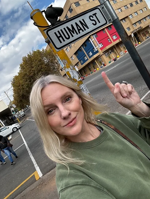 'In the United States, we are fortunate to largely view HIV in the rear mirror. But while it has receded in our memories, in Africa, it is far from over.' @laurabrown99's shares some thoughts from her eye-opening trip to South Africa with (RED) last week: laurabrown99.substack.com/p/seeing-red-i…