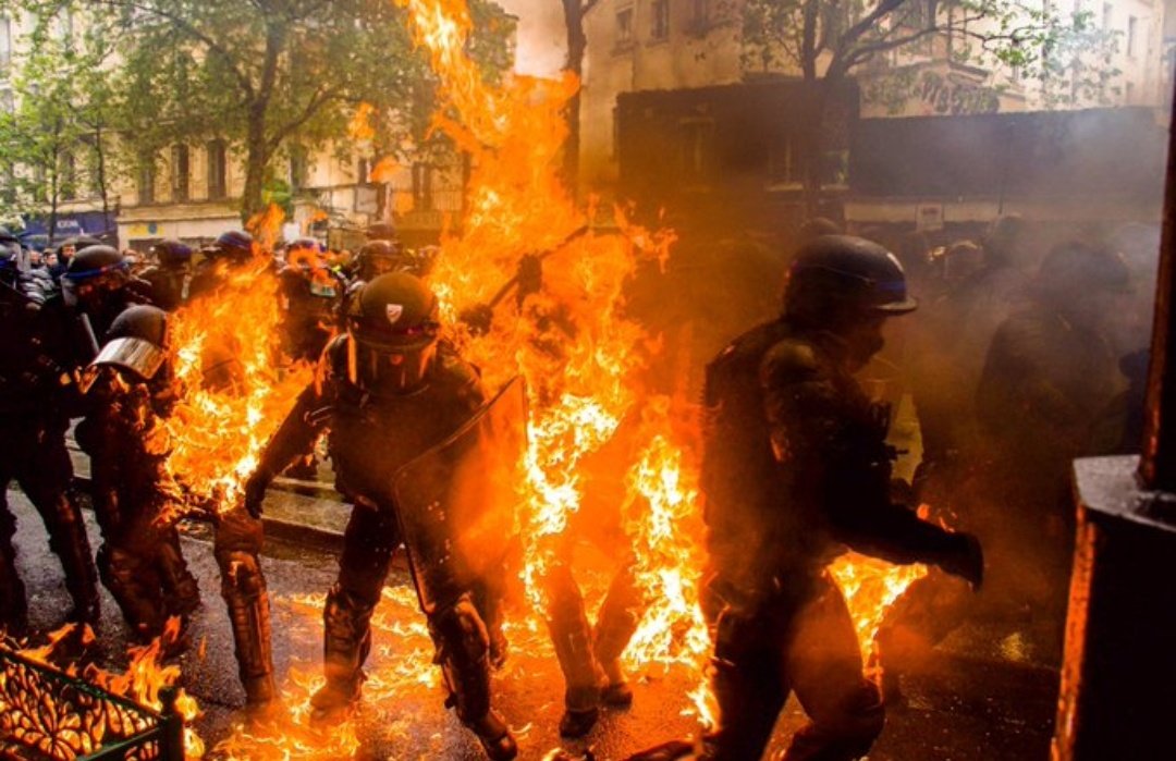 🇫🇷  French Revolution 2.0 Update 🇫🇷

Emmanuel Macron sent in his best thugs to break the French protesters, Some even reported to have been wearing stab proof chainmail armour.

THE PROTESTERS: You'll burn with them. 🔥

#VivaLaRevolution 🇫🇷