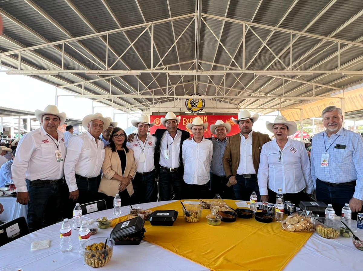 UGRCHI's tweet photo. La UGRCH en la Asamblea de la Union Ganadera Regional de Sonora, el Lic. Álvaro Bustillos F., acompaño a Juan Ochoa en su informe, y convivio con grandes amigos https://t.co/PlSjyDYpO5
