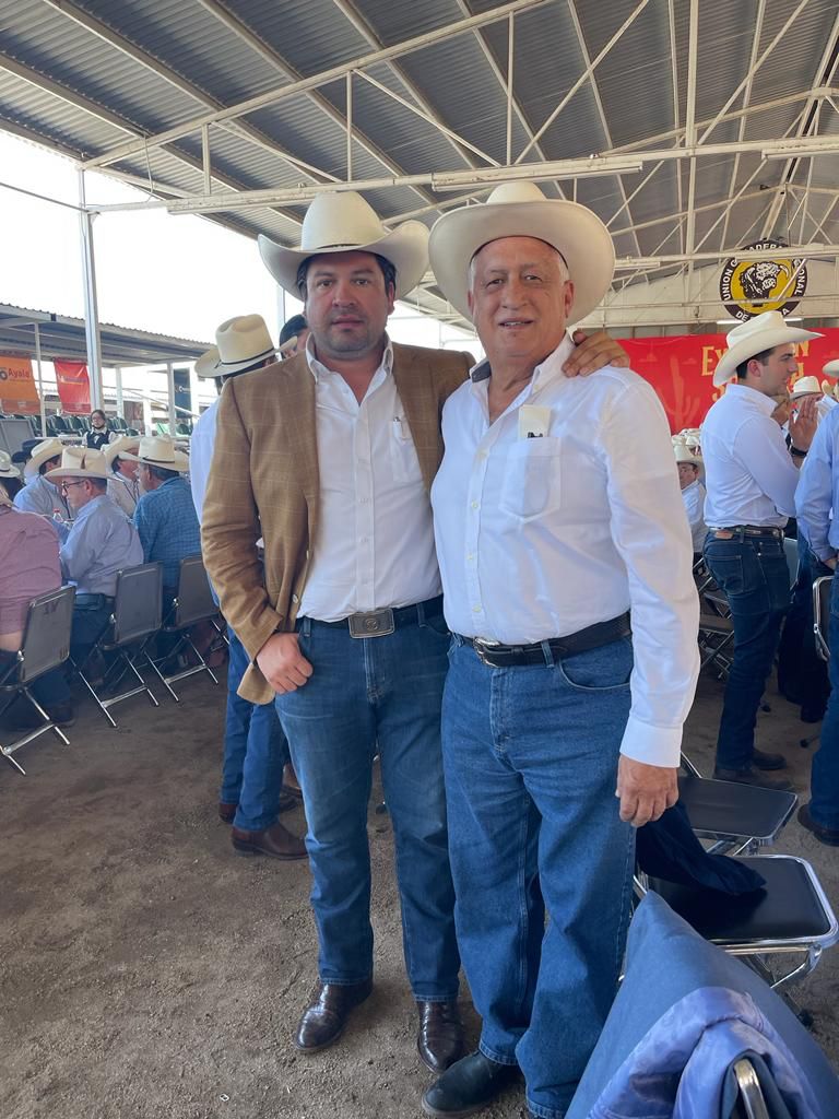 UGRCHI's tweet photo. La UGRCH en la Asamblea de la Union Ganadera Regional de Sonora, el Lic. Álvaro Bustillos F., acompaño a Juan Ochoa en su informe, y convivio con grandes amigos https://t.co/PlSjyDYpO5