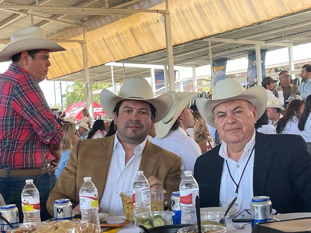 UGRCHI's tweet photo. La UGRCH en la Asamblea de la Union Ganadera Regional de Sonora, el Lic. Álvaro Bustillos F., acompaño a Juan Ochoa en su informe, y convivio con grandes amigos https://t.co/PlSjyDYpO5