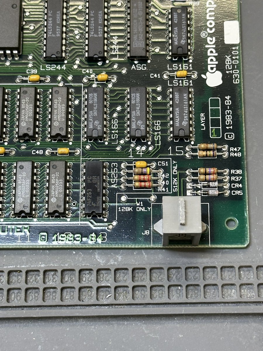infinity5750's tweet photo. I tested Fat Mac Switcher on Mac512K, but I was worried that it would work because A8's enable method is slightly different, but there is no problem👍
#Macintosh #SatanicMacClub #KerosMacMods https://t.co/nLL5CphtOh