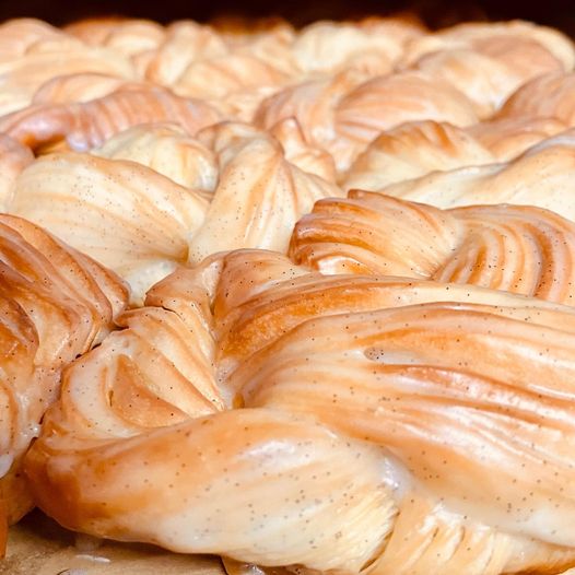 IzolaBakery's tweet photo. Pre-orders for Sunday are open (link in bio). We’re baking hot from the oven from 8a-1p.

Enjoy a Tahitian Vanilla Knot with a cappuccino made with beans from Cafe Moto and grass fed milk. Yes! Hot espresso drinks are back at the bakeshop!
☕️☕️☕️ https://t.co/VcJObVpDIq