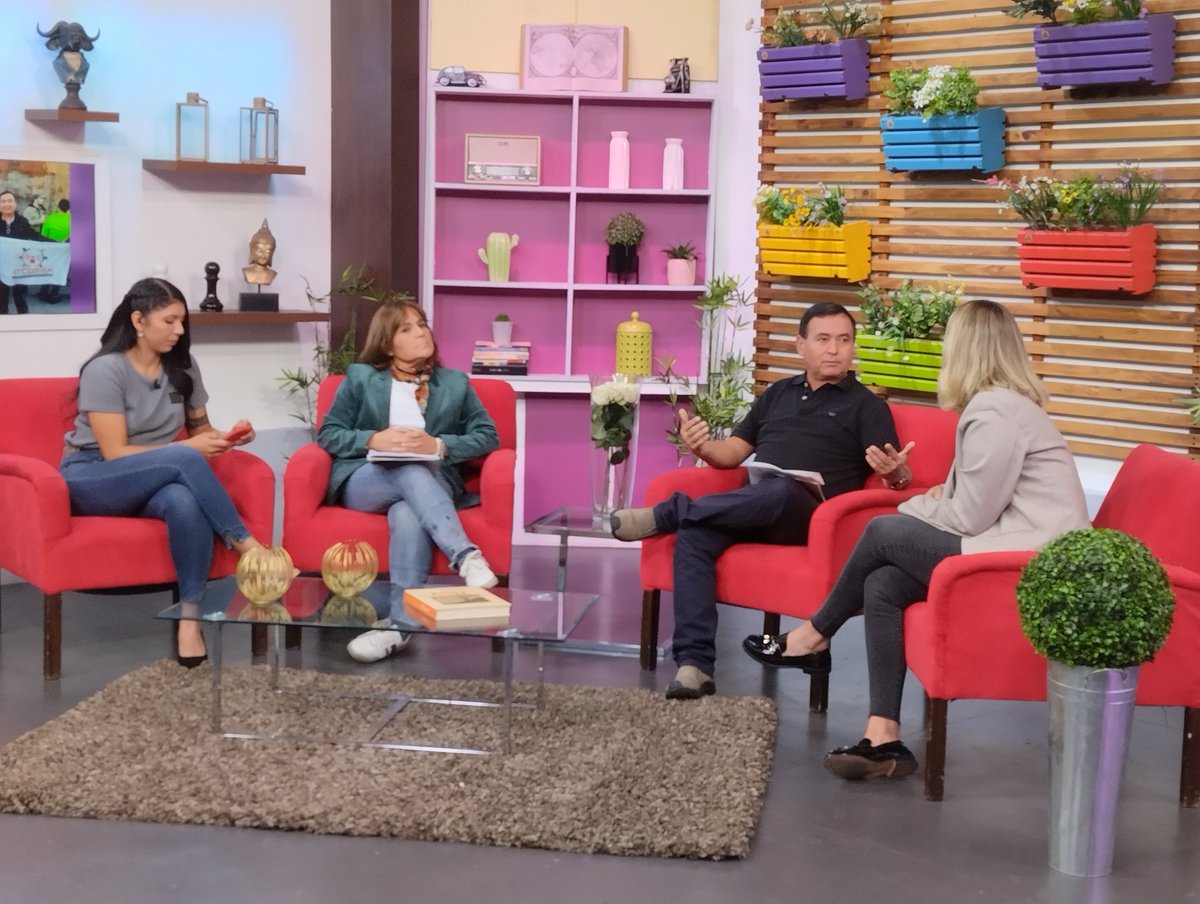 REDUNIChile's tweet photo. Estamos en vivo en el Matinal @SaboresZL conversando sobre los derechos laborales que deben quedar incorporados en la #NuevaConstitucion, con el Presidente de @Conatracopsconf @Claudio70932894 y la Presidenta de @fenassap @gloflowers , ambos integrantes de @UTDTrabajoDigno . https://t.co/KuHr26WdiI